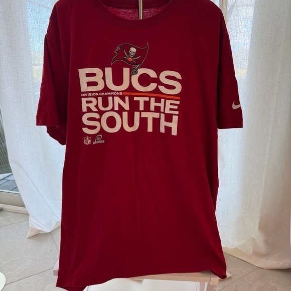 Buccaneers Hat Paired with T Shirt - Picture 2 of 9